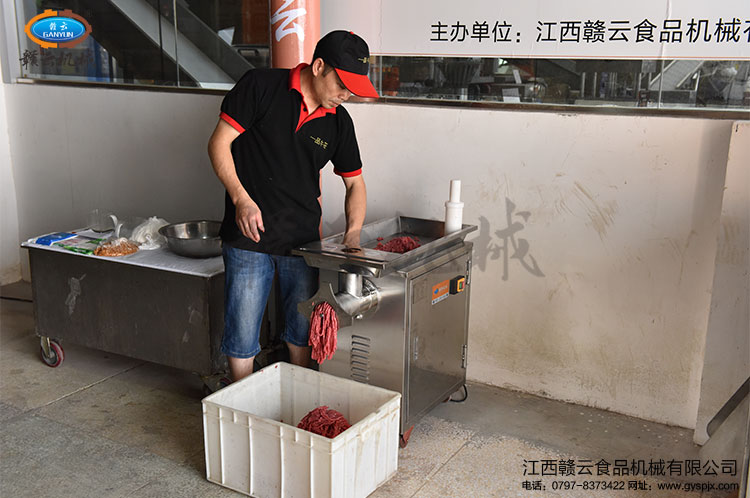 贛云立式絞肉機32型絞牛肉過程